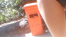 Magrinha de biquini frontal na ilha