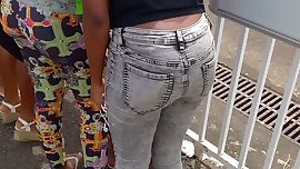 Bon cul d'une jeune salope black en jean