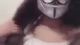 Maskeli kiz memelerini aciyor