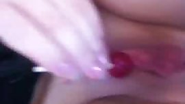 Gostosa enfiando o pirulito na buceta