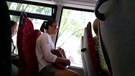 teen beine im bus
