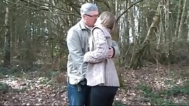 Pendeja con madurito en el bosque