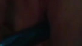 grosse teen s enfile et suce son gode