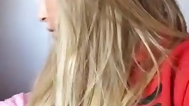 geile Tussi raucht kette