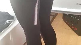 Minha irma mais nova de legging e pezinhos lindos