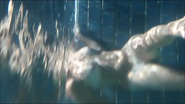 ma jeune coquine a poil qui nage dans la piscine