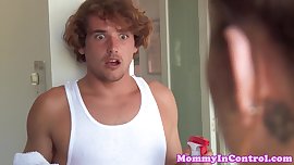 Stepmilf Jezebelle Bond fucked in shower trio