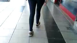 siguiendo culo en leggins