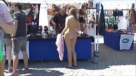 De compras desnudas en la Barceloneta, (Barcelona)