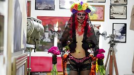 BODY PAINT de La Catrina del Día de los Muertos. Jovencita disfrazada