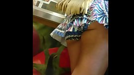 Lorinha tesao com short saia mostrando polpinha!