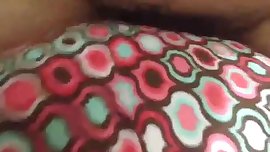 Teen fickt mit Kissen im Ferien Lager