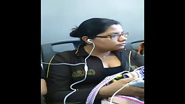 La chica con sus tetas chiquitas pero mamables