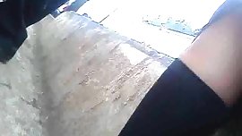 Cole con las piernas abiertas