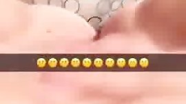 Snapchatfreundin macht es sich stoehnend selber