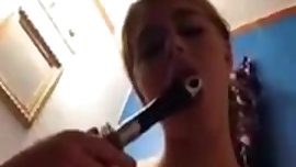 crezy teen se mete 2 cepillos y 5 dedos