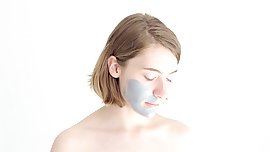 Amateur teen pleasing herself with mud