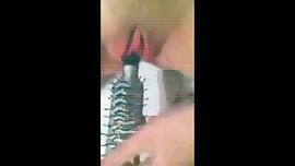 Fidanzata si masturba con spazzola per capelli