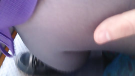 tocando pierna de colegiala