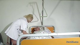 Krankenschwester hilf alten Patienten mit einem Fick im KH