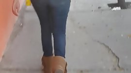 Siguiendo rico culito en jeans