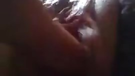 jeune amatrice s enfile deux doigts