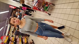 candid teen shoping  she has a wondefull body