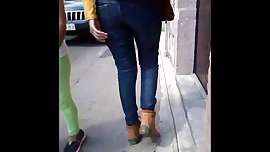 Caminando y moviendo el culito la gordibuena