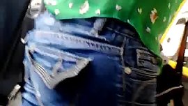 Um on girl in public, corrida en el bus