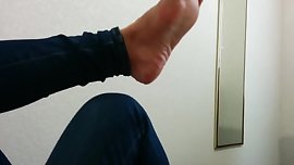 Irma mais nova do meu marido exibe seus lindos pes na cama