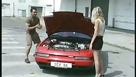 Razz. gli ripara la macchina e il culo