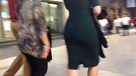 Blondes big ass, tight green dress , sexy milf