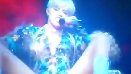 Miley Cyrus sexy ass (show xxx in live)