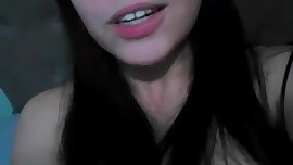 teen brasileira batendo uma siririca